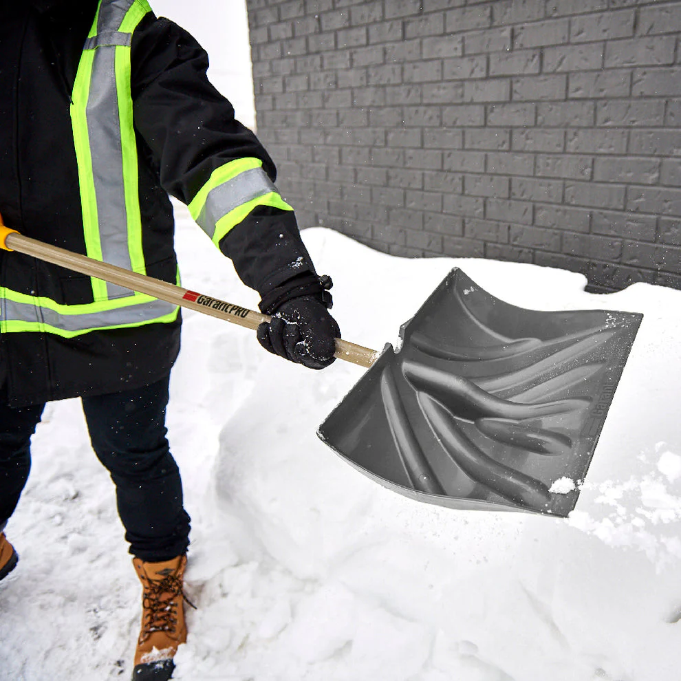 Garant 99068 18 in x 13-1/2 in Polypro Snow Pusher with Handle - Image 4